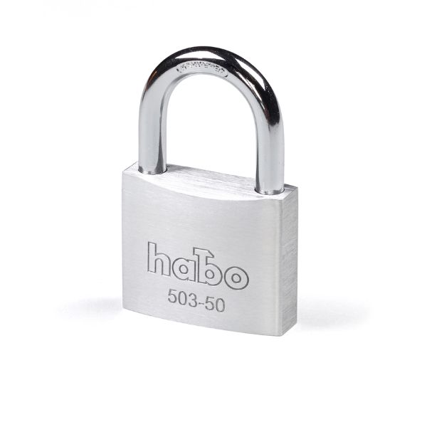 Riippulukko 503-50 – massiivialumiinirunko, karkaistu Ø 8 mm kaksoistelkeävä sanka, sis. 2 avainta. EAN 7317900173271.