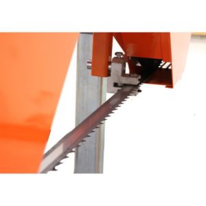 Robota RV1 -kenttävannesaha – tehokas 9 hv sahalaitos tukkien tarkkaan sahaukseen. Sisältää säädettävän teräohjaimen ja vesisäiliön terän voiteluun.