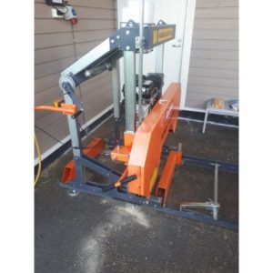 Robota RV1 -kenttävannesaha – tehokas 9 hv sahalaitos tukkien tarkkaan sahaukseen. Sisältää säädettävän teräohjaimen ja vesisäiliön terän voiteluun.Robota RV1 -kenttävannesaha – tehokas 9 hv sahalaitos tukkien tarkkaan sahaukseen. Sisältää säädettävän teräohjaimen ja vesisäiliön terän voiteluun.