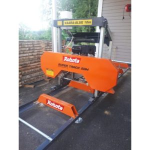 Robota RV1 -kenttävannesaha – tehokas 9 hv sahalaitos tukkien tarkkaan sahaukseen. Sisältää säädettävän teräohjaimen ja vesisäiliön terän voiteluun.