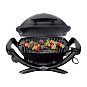 Weber Q 1400 sähkögrilli on täydellinen valinta parvekkeelle, terassille tai muuhun paikkaan, jossa hiiligrillin käyttö ei ole mahdollista. Helppo käyttää, nopea lämpeneminen ja tasainen lämmönjako takaavat onnistuneet grillaushetket.