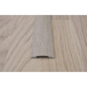 Puukuvioitu saumalista 38 mm, sävy antiikki tammi. Helppo tarrakiinnitys lattiamateriaalien liitoskohtien viimeistelyyn, pituus 100 cm. Tuotekoodi 532011.