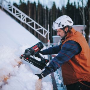 Senco Fusion F-35XP 18V – akkukäyttöinen runkonaulain, paineilmatyökalun teho ilman letkuja. Mukana 2 akkua ja laturi, työkaluton syvyydensäätö.