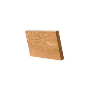 Käsittelemätön, neljältä sivulta sileähöylätty tammilauta sisustukseen, smyygeiksi ja listoituksiin. Kestävä ja arvokas materiaali viimeisteltyihin yksityiskohtiin.