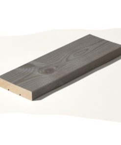 Sydänmänty-terassilauta 28 x 130 – kotimainen, myrkytön ja luonnollisesti lahonkestävä harmaa terassilauta harjatulla pinnalla.
