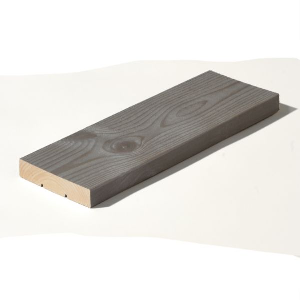 Sydänmänty-terassilauta 28 x 130 – kotimainen, myrkytön ja luonnollisesti lahonkestävä harmaa terassilauta harjatulla pinnalla.
