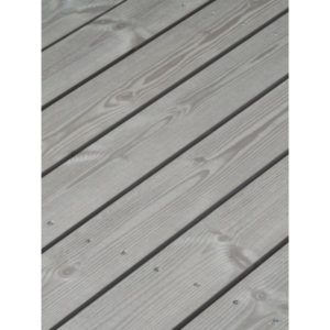 Sydänmänty-terassilauta 28 x 130 – kotimainen, myrkytön ja luonnollisesti lahonkestävä harmaa terassilauta harjatulla pinnalla.