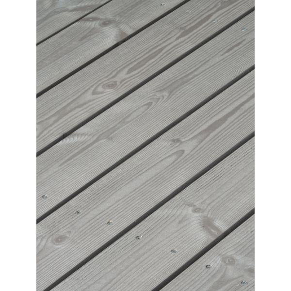 Sydänmänty-terassilauta 28 x 130 – kotimainen, myrkytön ja luonnollisesti lahonkestävä harmaa terassilauta harjatulla pinnalla.