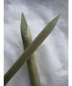 Painekyllästetty tukiseiväs 32 mm x 150 cm – kestävä ja säänkestävä ratkaisu puiden ja pensaiden luotettavaan tuentaan puutarhassa.