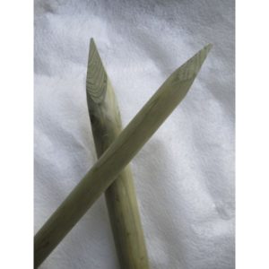 Painekyllästetty tukiseiväs 32 mm x 150 cm – kestävä ja säänkestävä ratkaisu puiden ja pensaiden luotettavaan tuentaan puutarhassa.