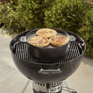 Weber Dutch Oven 2in1 valurautapata ja parila – monipuolinen ruoanlaittoon grillissä ja keittiössä