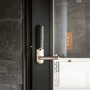 Yale Doorman L3 -älylukko: avaa ovi koodilla, tunnisteella tai puhelimella. Helppo asennus, automaattilukitus ja virtuaaliavaimet. Kestää pohjoisen säässä.