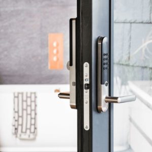 Yale Doorman L3 -älylukko: avaa ovi koodilla, tunnisteella tai puhelimella. Helppo asennus, automaattilukitus ja virtuaaliavaimet. Kestää pohjoisen säässä.