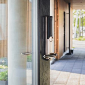 Yale Doorman L3 -älylukko: avaa ovi koodilla, tunnisteella tai puhelimella. Helppo asennus, automaattilukitus ja virtuaaliavaimet. Kestää pohjoisen säässä.