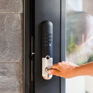Yale Doorman L3 -älylukko: avaa ovi koodilla, tunnisteella tai puhelimella. Helppo asennus, automaattilukitus ja virtuaaliavaimet. Kestää pohjoisen säässä.