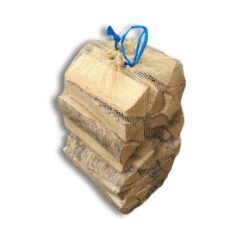 Koivuklapi 60 litran säkeissä pinottuna