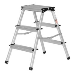 Kevyt Tikli 3-askelmainen askelpukki kotikäyttöön. Tasokorkeus 61 cm, työskentelykorkeus 261 cm, syvyys avattuna 64 cm ja paino 2600 g.
