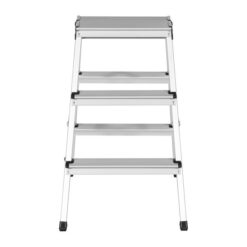 Kevyt Tikli 3-askelmainen askelpukki kotikäyttöön. Tasokorkeus 61 cm, työskentelykorkeus 261 cm, syvyys avattuna 64 cm ja paino 2600 g.